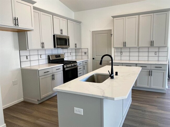 Building Photo - Beautiful 3 Bed, 2 Bath House in Airway He...