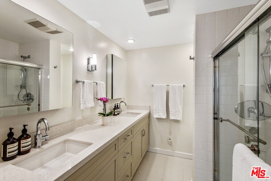 Building Photo - 8550 Holloway Dr