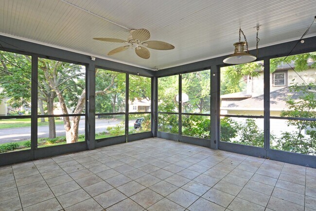 Building Photo - Beautiful 4-bedroom 2.5-bathoom - Great Lo...