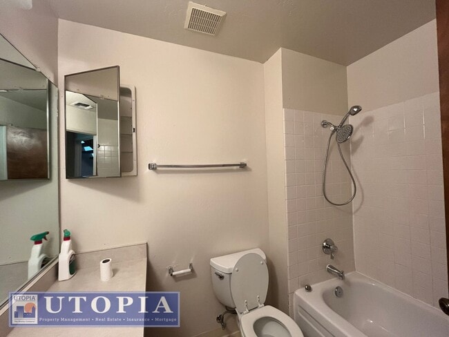 Building Photo - Bright and cozy 2-Bedroom, 2 Bathroom loca...