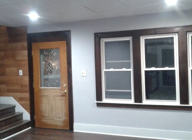 Building Photo - ELEGANT HOME