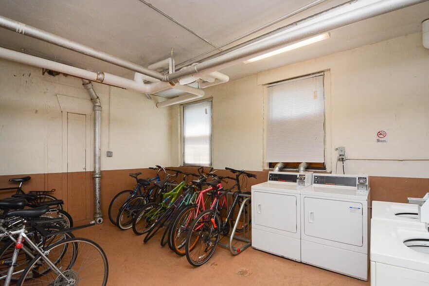 Building Photo - 4646 N Paulina St