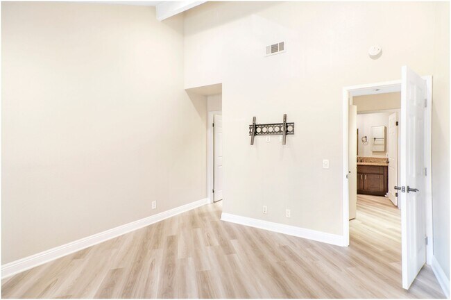 Building Photo - 2 Bedroom Condo - Laguna Hills!