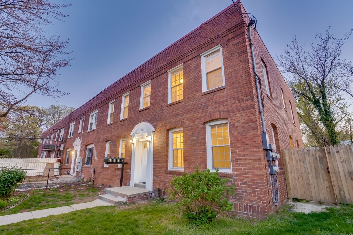 Building Photo - 537 Newcomb St SE #201