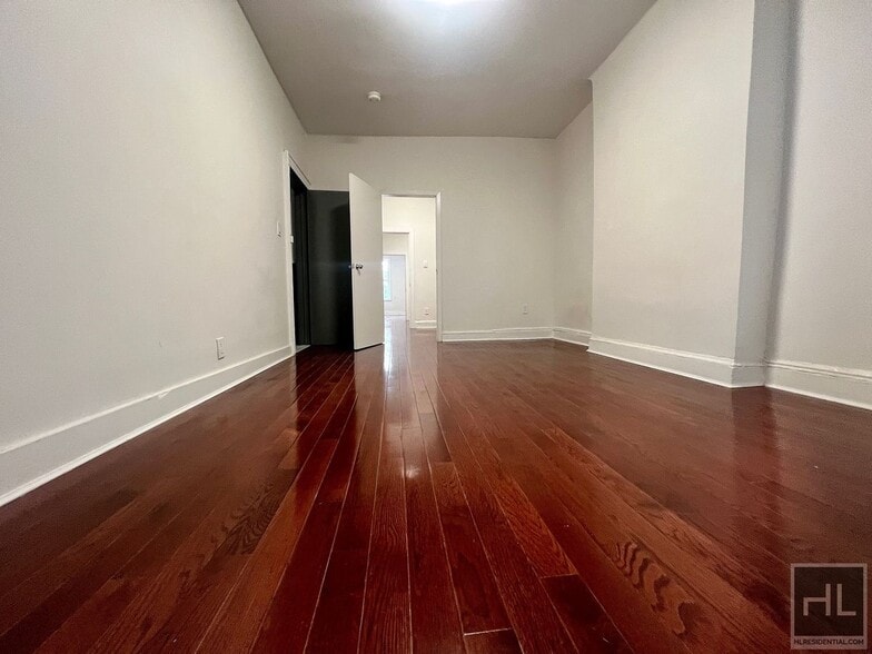 Building Photo - 3BR 1BA 1100sft Floor Through