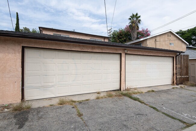 Garage - 11648 Chandler Blvd