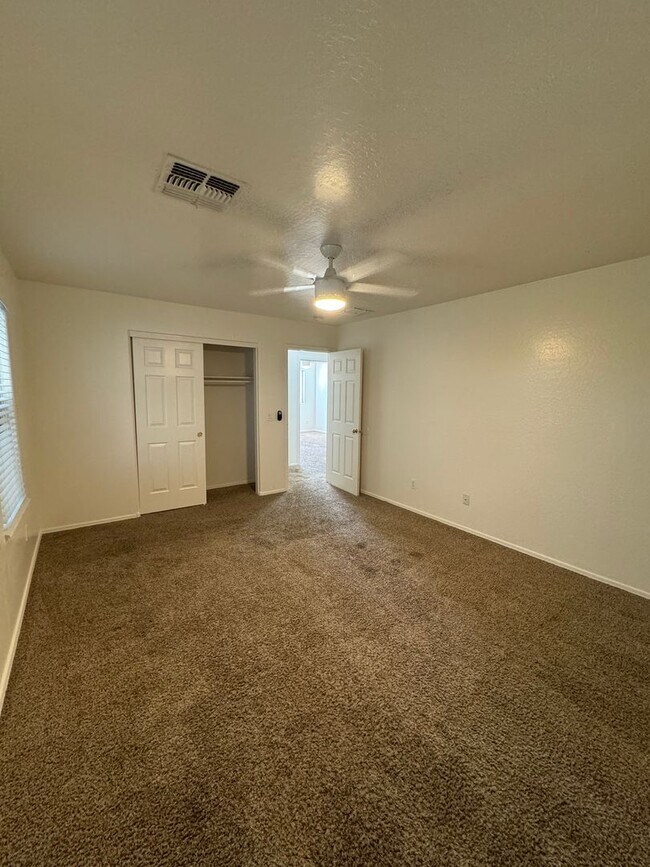 Building Photo - 6412 S 71st Dr
