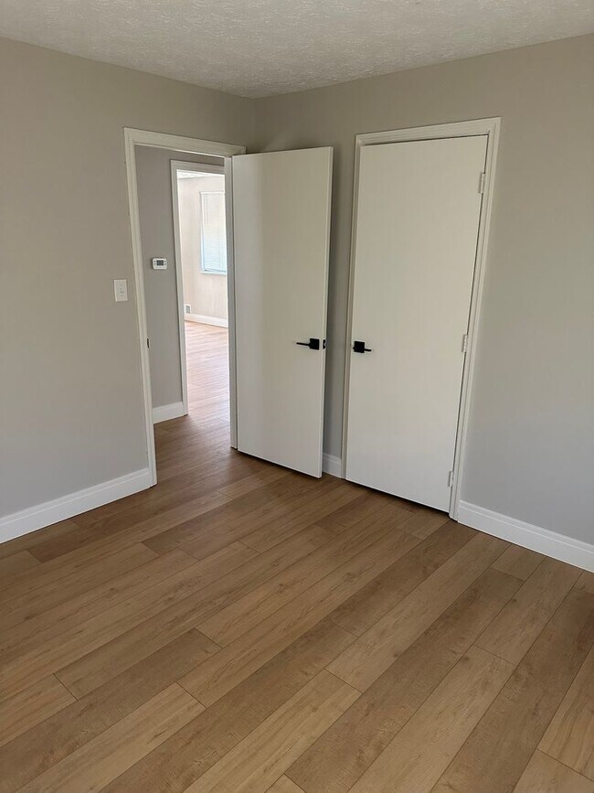 Building Photo - Move In Ready 2 Bedroom with Attached Gara...