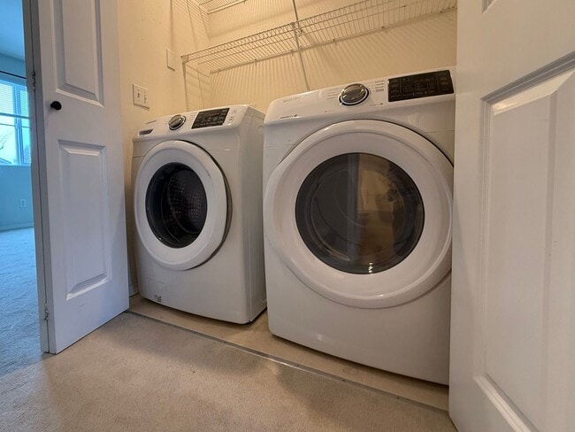 Building Photo - Bright Sammamish Home with Fully Fenced Yard