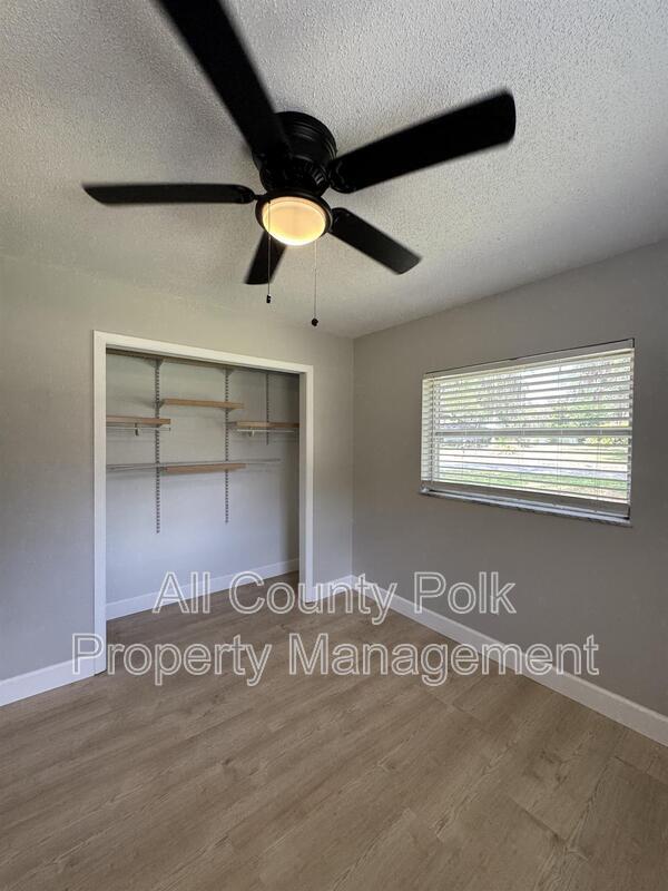 Building Photo - 2255 E Helen Cir