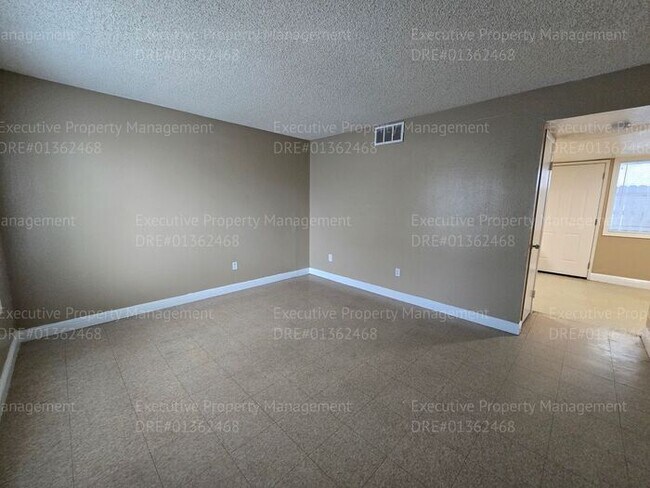 Building Photo - 2 bedroom 1.5 bathroom townhouse