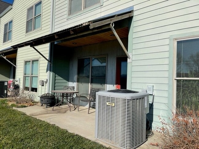 Building Photo - Stunning Modern Urban Loft – Spacious, Sty...