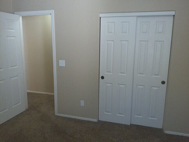 Building Photo - Long Term 3 bedroom 2 bath 3 car