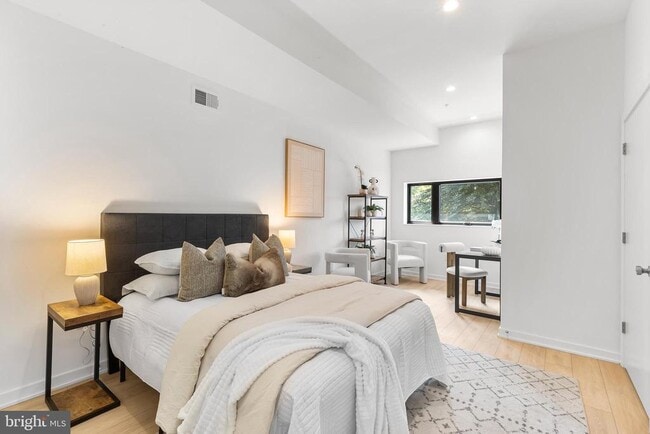 Building Photo - 261 Delmar St