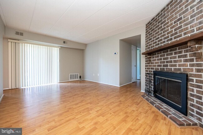 Building Photo - 1706 Valley Dr