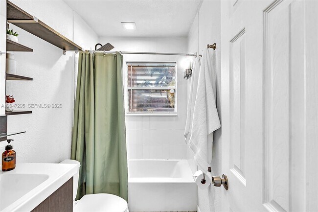 Building Photo - 4633 SW 28th Ave