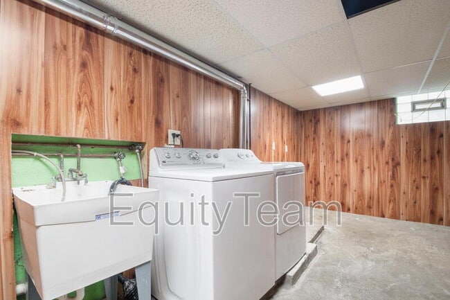 Building Photo - 6819 Elwynne Dr