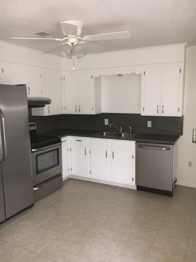 Building Photo - 2 Bedroom 1 bath apartment