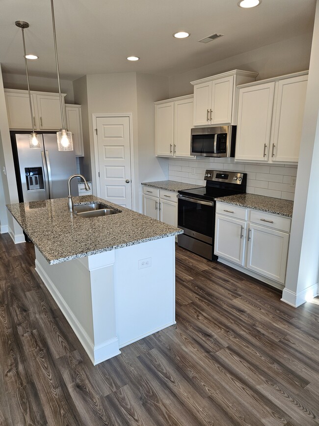 Building Photo - 212 Pine Is Ave