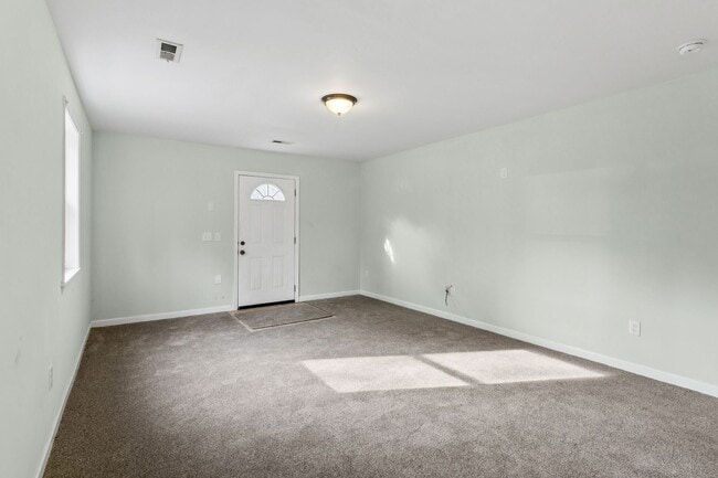 Building Photo - Updated Large Home with Private In-Law Suite Near Gloucester Main Street