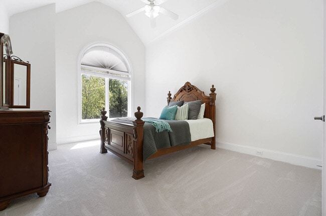 Building Photo - Luxury 5 Bedroom Retreat with Pool in Wedd...