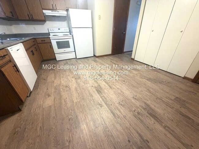 Building Photo - Peaceful Townhome with Private Patio by La...