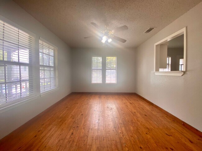Building Photo - 4/3 Home in Clarksville! Incredible location! Available for August Prelease