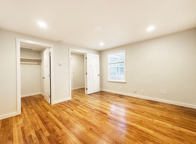 Building Photo - 1Bd/1Ba Seattle Duplex