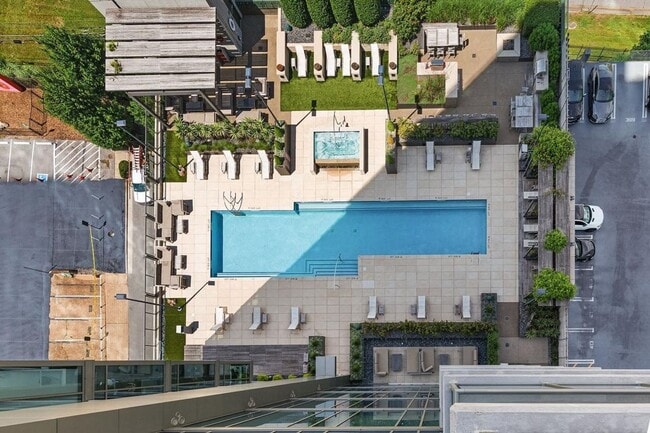 Building Photo - 2 Bed, 2 Bath Luxury High-rise Condo w/ Pa...