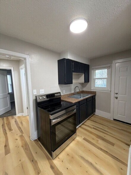 Building Photo - 3005 Linwood Ave