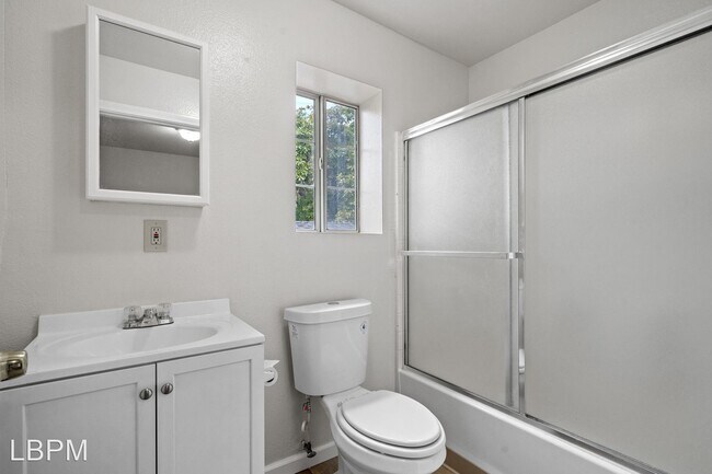 Building Photo - 4 br, 2.5 bath House - 417 E 41st St