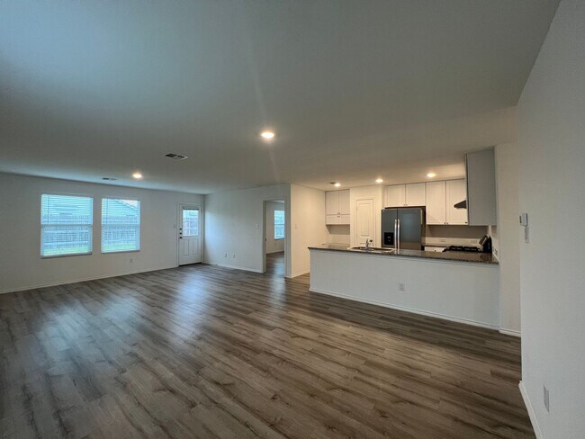 Building Photo - Beautiful 4 bedroom, 2 bath in NBTX