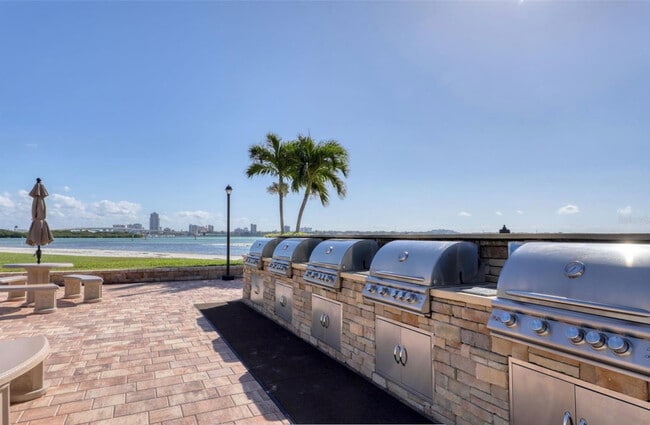 Building Photo - 868 Bayway Blvd