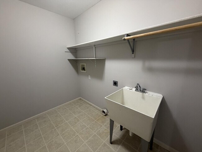 Building Photo - 208 Jackal Dr