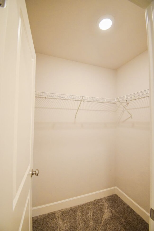 Building Photo - Beautiful 4 Bedroom 3.5 BA Home! Mother in Law Suite, Attached Garage & Top floor Bonus Room!