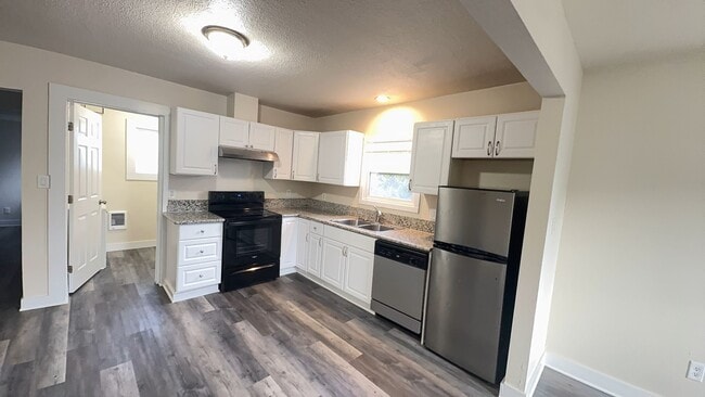Building Photo - Cozy Remodeled 3-bedroom 2 bath Home - Close to State Capitol - On BUS LINE