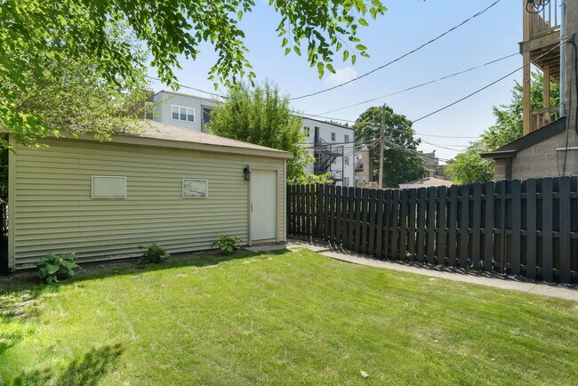 Building Photo - 6523 S Ellis Ave