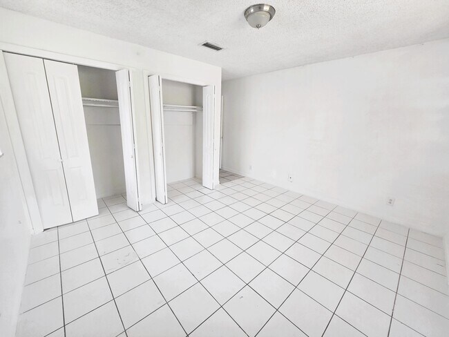 Building Photo - 4341 Riverside Dr