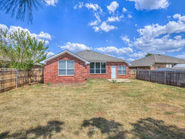 Building Photo - Newly remodeled home in Yukon!