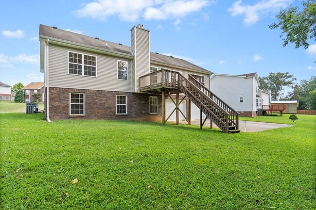 Building Photo - Come take a look at this 5 bedroom beauty!