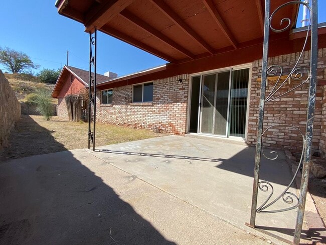 Building Photo - 6435 Pizarro St
