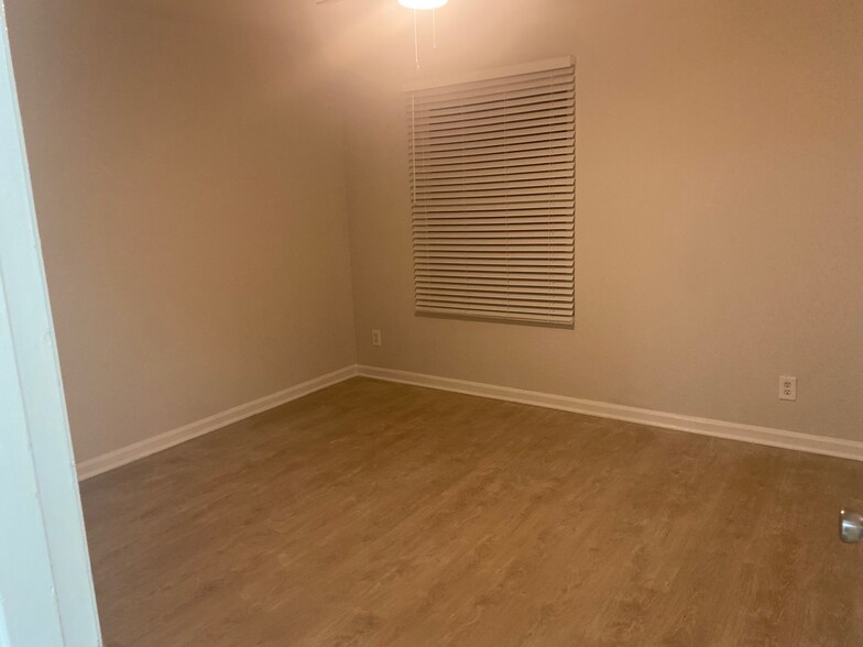 Building Photo - Room in Townhome on Baker Ct