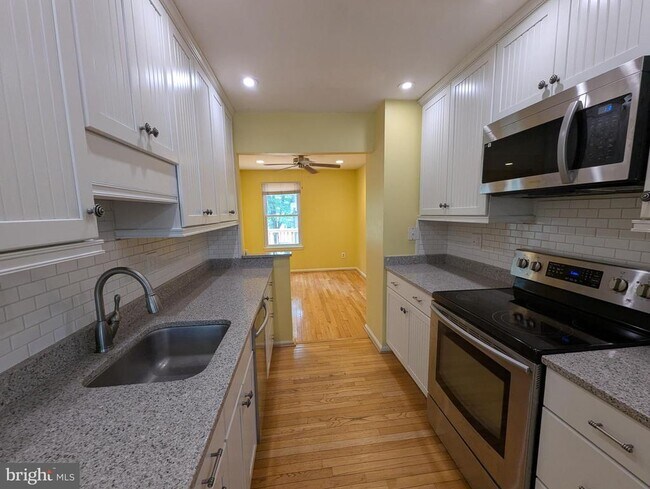 Building Photo - 8358 Stationhouse Ct
