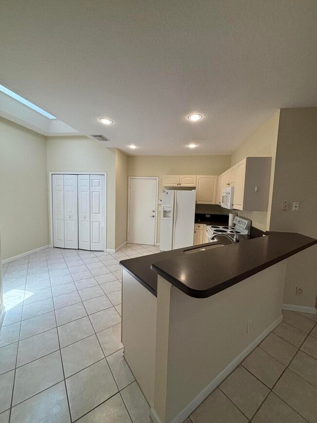 Building Photo - 10100 Larkspur Ln