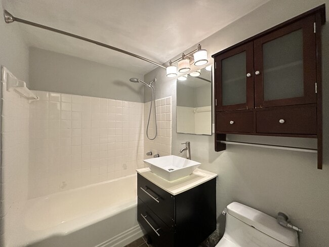 Building Photo - 450 W Wellington Ave