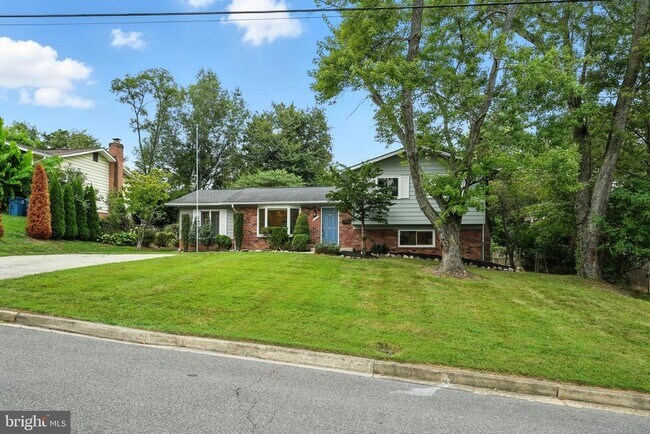 Building Photo - 5011 Roslyn Rd
