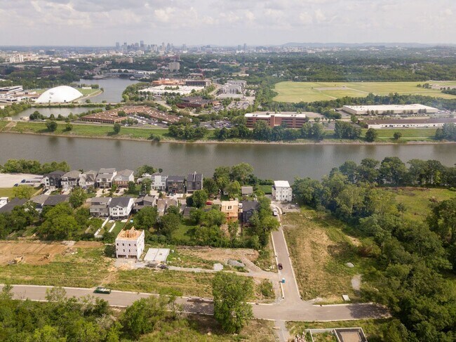 Building Photo - Great modern HPR with garage and view of the river!