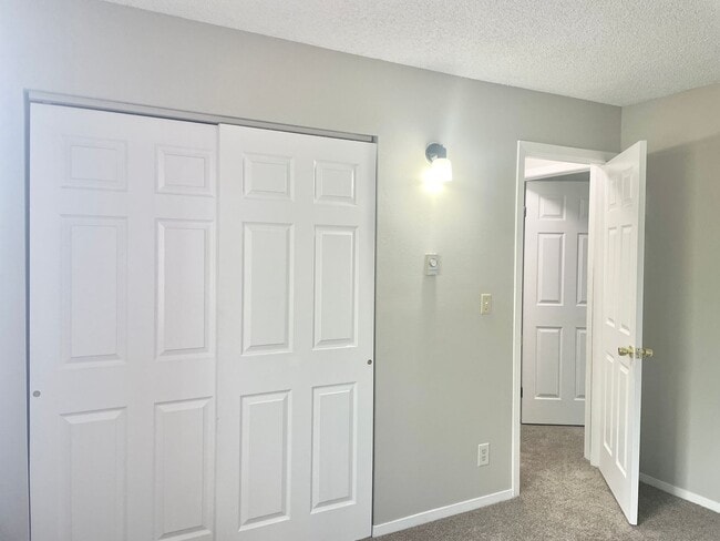 Building Photo - 2 Bedroom Townhome - walking distance to p...