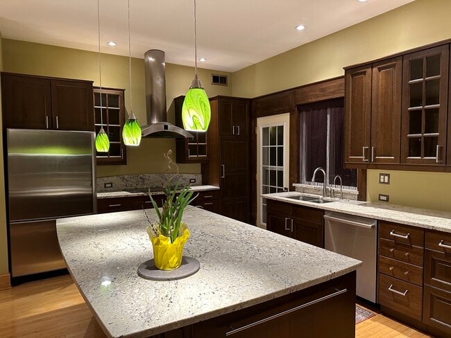 kitchen - 1700 N Windsor Dr