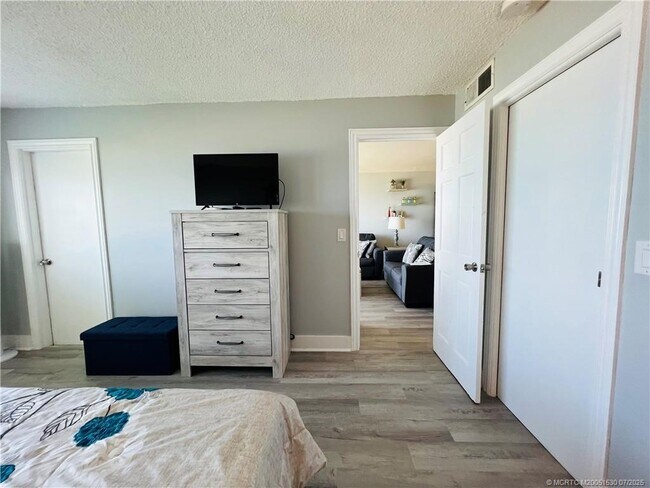 Building Photo - 10102 S Ocean Dr